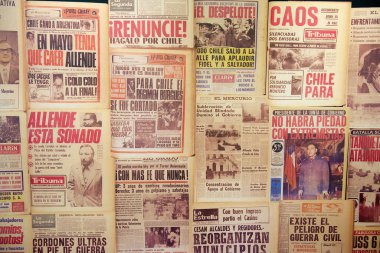 Santiago, Şili - 17 Ekim 2013: 1973 Santiago, Şili krizini anlatan gazetelerin kolajı. Krizden sonra Augusto Pinochet 15 yıl boyunca emsal ve diktatör oldu..
