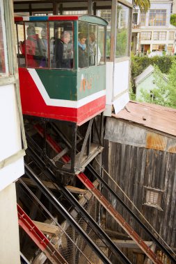 Valparaiso, Şili - 19 Ekim 2013: Yolcular Valparaiso, Şili 'deki El Peral funicular kabinine taşınır. El Peral Füniküler Şili 'de Ulusal Anıt ilan edildi. 