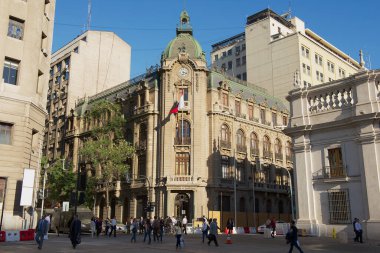 Santiago, Şili - 16 Ekim 2013: Santiago, Şili 'deki Plaza de Armas' daki Intendencia Koloni mimari binasının dışı.