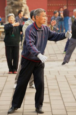 Pekin, Çin - 1 Mayıs 2009: Bir grup son sınıf öğrencisi Pekin, Çin 'de Tai Chi chuan jimnastiği yapıyor..
