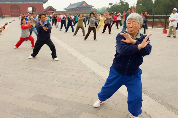 2009年5月1日 高齢者のグループは 中国で屋外太極拳体操を練習 — ストック写真