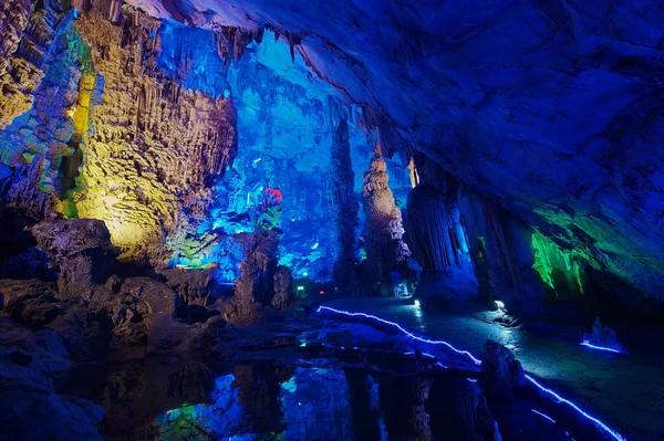Grotta Del Flauto Canna Grotta Calcarea Naturale Con Illuminazione Multicolore — Foto Stock