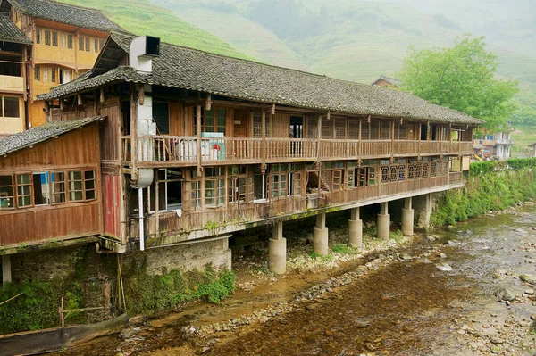 Longsheng China Maio 2009 Edifícios Tradicionais Madeira Margem Rio Longsheng — Fotografia de Stock