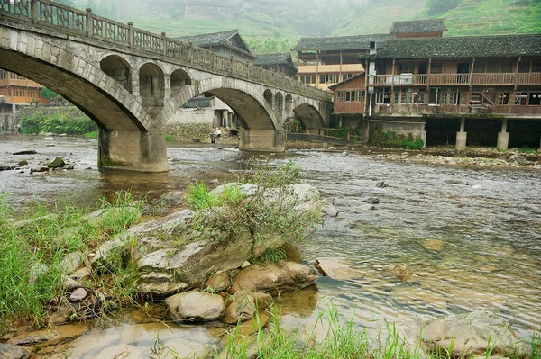 Longsheng China Maio 2009 Ponte Pedra Tradicional Outro Lado Rio — Fotografia de Stock