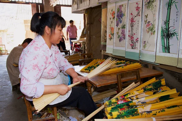 Yangshuo Kina Maj 2009 Kvinna Producerar Traditionell Kinesisk Fläkt Yangshuo — Stockfoto