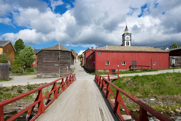 Roros Noorwegen Juni 2013 Uitzicht Traditionele Houten Huizen Brug Kerkklokkentoren — Stockfoto