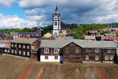 Roros, Norveç - 24 Haziran 2013: Norveç 'in Roros kentindeki bakır madenleri kasabasına bakın. Roros kasabası UNESCO Dünya Mirası sahası ilan edildi.