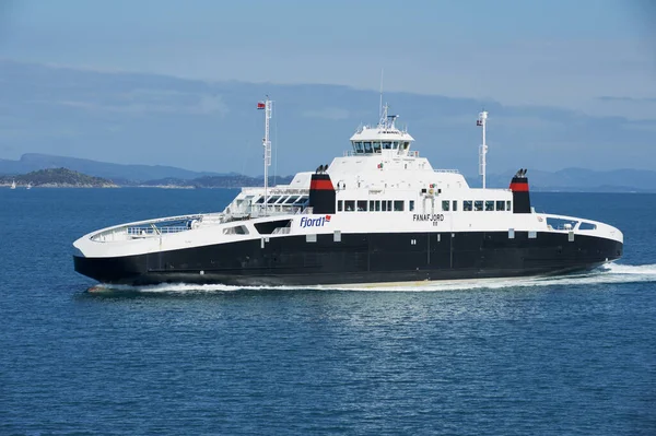 Tveit Noruega Junho 2010 Ferry Boat Chegando Porto Tveit Noruega — Fotografia de Stock