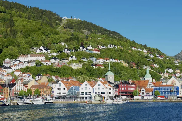 ノルウェーのベルゲン 2010年6月6日 ノルウェーのベルゲンにある古い住宅街の建物とFlyen丘を見る — ストック写真