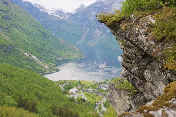 Geiranger Norsko Červen 2010 Pohled Geiranger Fjord Výletními Loděmi Útesy — Stock fotografie