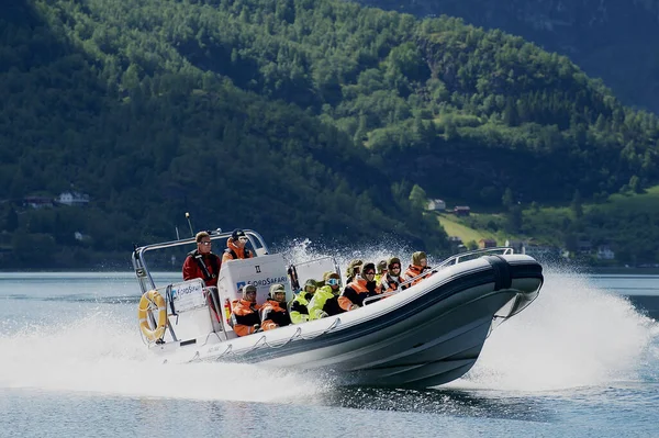 Flam Norvégia Június 2012 Turisták Élvezhetik Szafari Túra Motorcsónak Aurlandsfjord — Stock Fotó