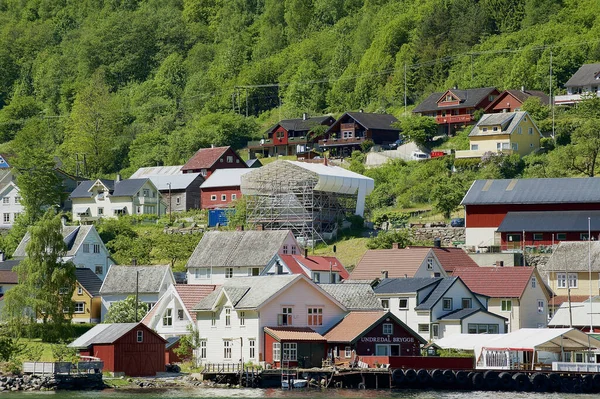 ノルウェーのウンドレダール 2012年6月8日 ノルウェーのウンドレダールにあるオーランズフィヨルドから古い伝統的な木造建築物と桟橋を見る — ストック写真