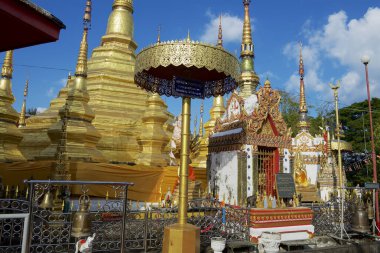 Tak, Tayland - 19 Kasım 2013: Wat Boromthat Budist tapınağı Tak, Tayland 'da bulutlu mavi binalar.