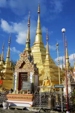 Tak, Tayland - 19 Kasım 2013: Wat Boromthat Budist tapınağı Tak, Tayland 'da bulutlu mavi binalar.