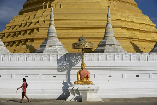 Mae Sot Thailandia Novembre 2013 Statua Buddha Fronte Allo Stupa — Foto Stock