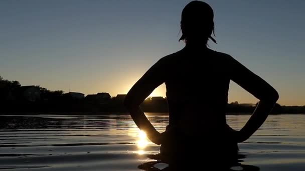 Vrouw spelen met Water bij zonsondergang. Slow Motion. — Stockvideo