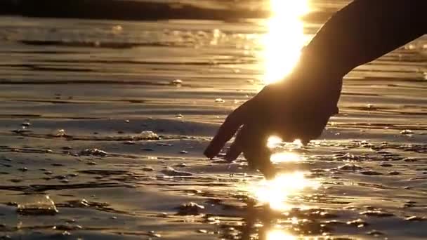 Kciuki dziewczyny gry z wodą w zwolnionym tempie. Zachód słońca. — Wideo stockowe