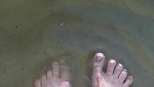 Los dedos de los pies jugaron con la arena en la playa . — Vídeos de Stock