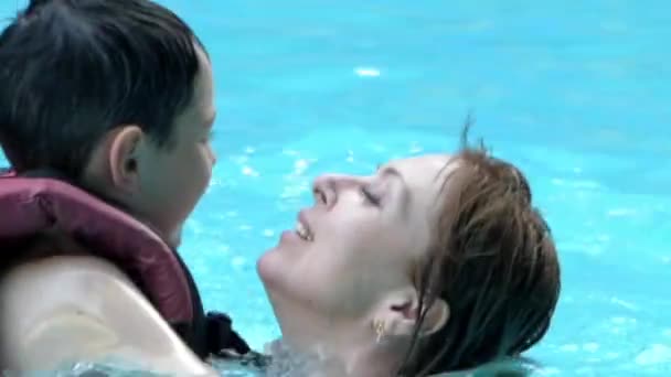 Ευτυχισμένη οικογένεια αγκάλιασμα στην πισίνα. Αργή κίνηση. — Αρχείο Βίντεο