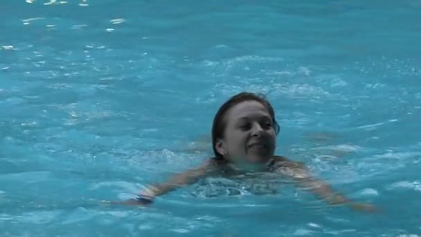 Kvinna finns en swimmingpool i Slow Motion. — Stockvideo