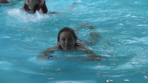 그녀의 아들과 어머니 슬로우 모션에서 수영장에서 수영. — 비디오