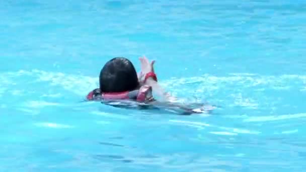 Mãe com seu filho Nade na piscina em câmera lenta . — Vídeo de Stock
