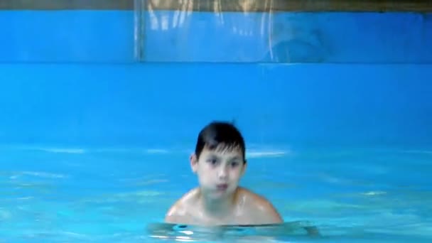Små pojkar färgstänk i poolen. — Stockvideo
