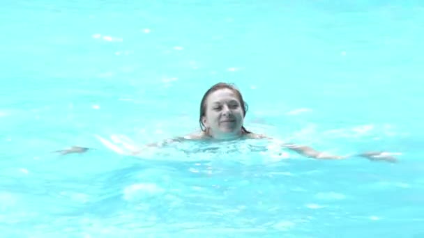 Kvinnan simmar i poolen. — Stockvideo