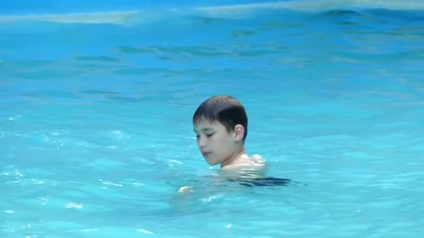 Little Boy Swims in the Pool. Slow Motion. — Stock Video