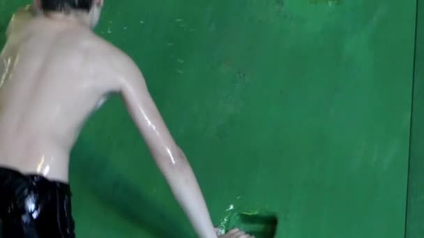 Boy Climbing to the Top of Water Slide (em inglês) no Aqua Park. Movimento lento . — Vídeo de Stock