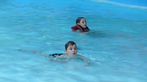 Dois meninos na piscina . — Vídeo de Stock