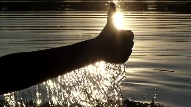 Hand van vrouw Toon grote vinger op Slow Motion in het Water. — Stockvideo