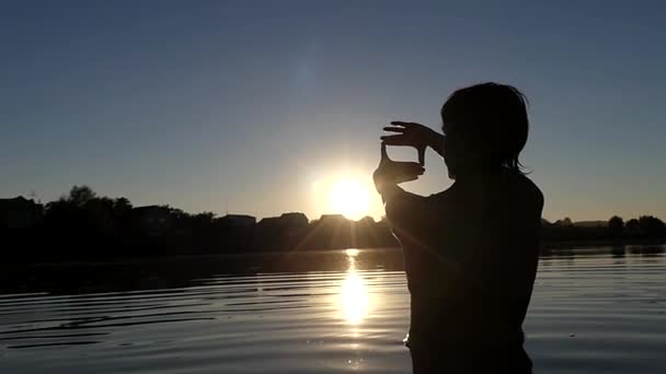 Woman Play With Sun Light Her Fingers. Slow Motion. — Stock Video