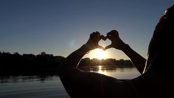 Woman 's Hands Show Heart at Sunset in Slow Motion . — стоковое видео