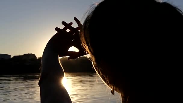 Woman Play With Sun Light Her Fingers. Slow Motion. — Stock Video