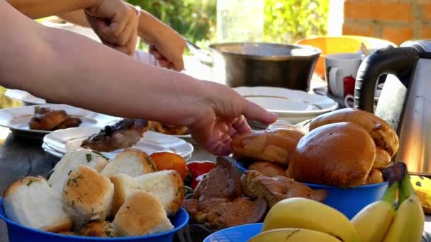 Préparez la table de cuisine pour le festin. Assiettes de fruits, viandes, légumes et autres produits . — Video