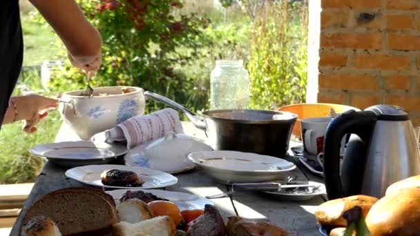 Preparare il tavolo da cucina per la festa. Piatti di frutta, carne, verdure e altri prodotti . — Video Stock