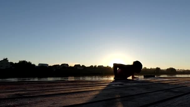 一个人爬上了慢运动中的水。日落. — 图库视频影像