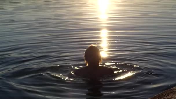 Le gars sort de l'eau et secoue la tête dans des directions différentes . — Video