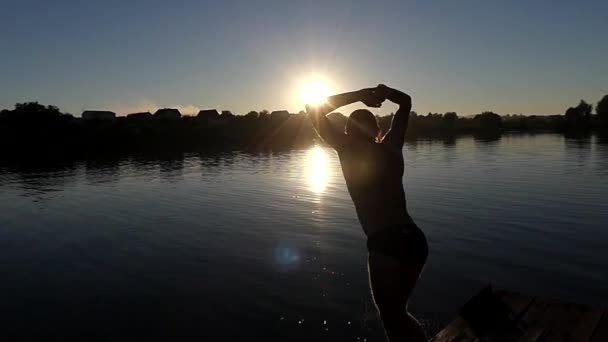 Acrobat Make Flip Jumping Into the Lake. Movimento lento . — Vídeo de Stock