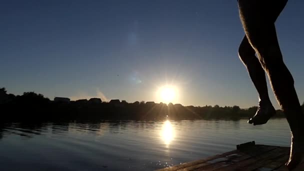 Acrobat Make Flip Jumping Into the Lake. Movimento lento . — Vídeo de Stock