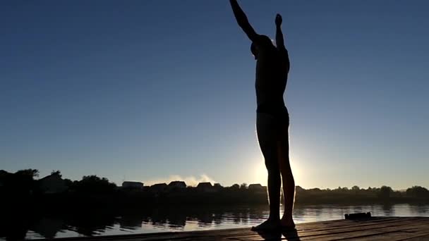 Professionele zwemmer maken oefeningen voor aanvang. de actie op het meer bij zonsondergang. — Stockvideo