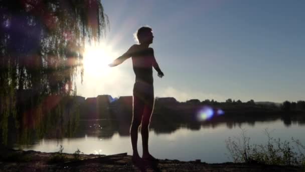 Nadador profesional hace ejercicios con las manos al atardecer en cámara lenta . — Vídeos de Stock