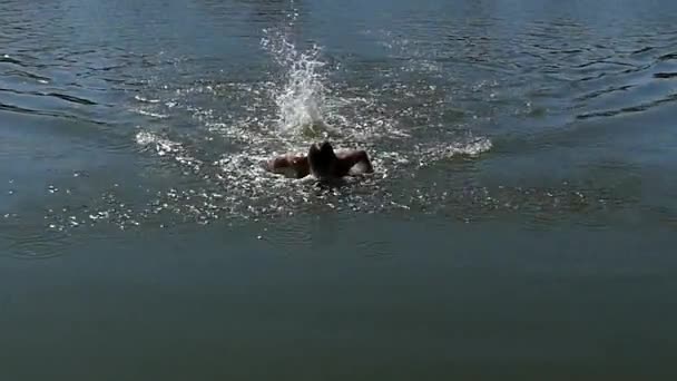 Professionele zwemmer stekken vlinder in Open Water. Slow Motion. — Stockvideo