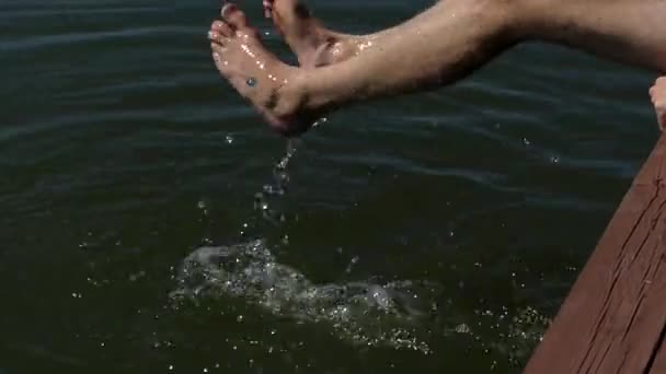 Fötter närbild slog i vattnet. — Stockvideo