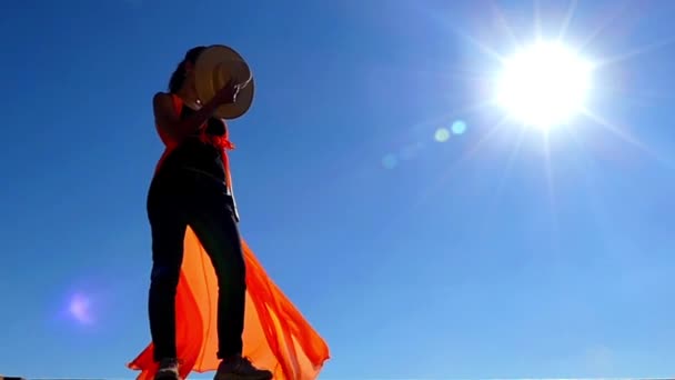 Uma menina elegante usa um chapéu de vaqueiro em movimento lento . — Vídeo de Stock