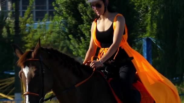 Dívka v helmu a brýle, jízda na koni. Zpomalený pohyb.