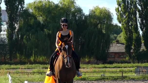 Chica con casco y gafas de sol montando a caballo. Moción lenta . — Vídeos de Stock