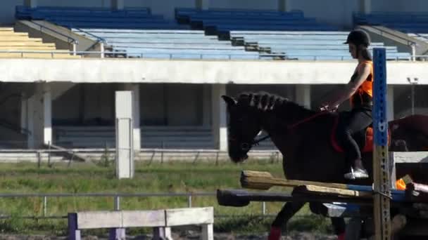 Aulas de equitação a cavalo. Menina na Escola de Cavalos em Movimento Lento . — Vídeo de Stock