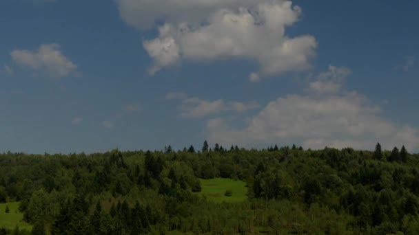 Vita moln på blå himmel över bergen i Timelapse. — Stockvideo